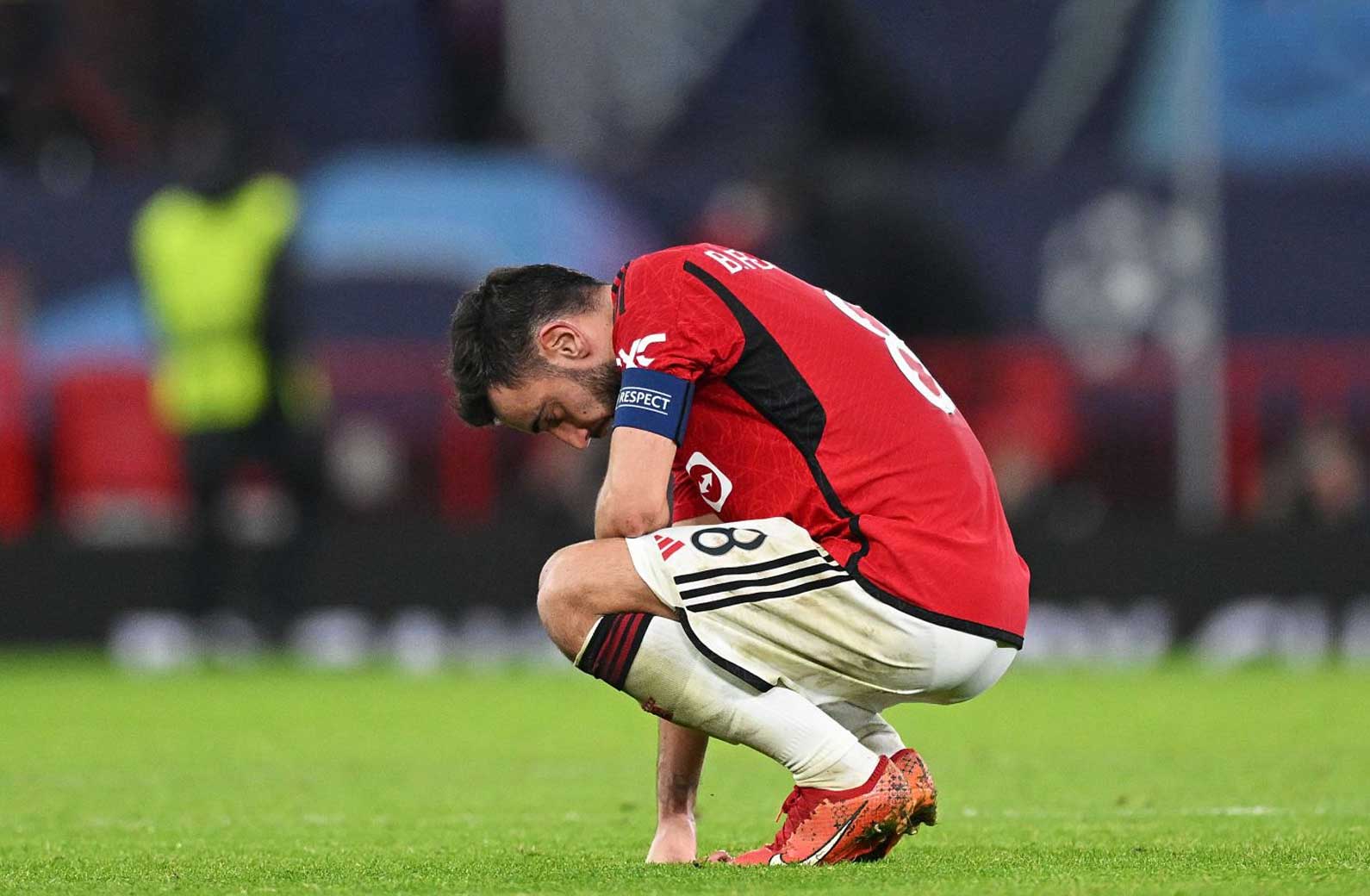 Player reaction on a soccer field after missing a scoring opportunity against Manchester City – a frustrating moment for Manchester United.